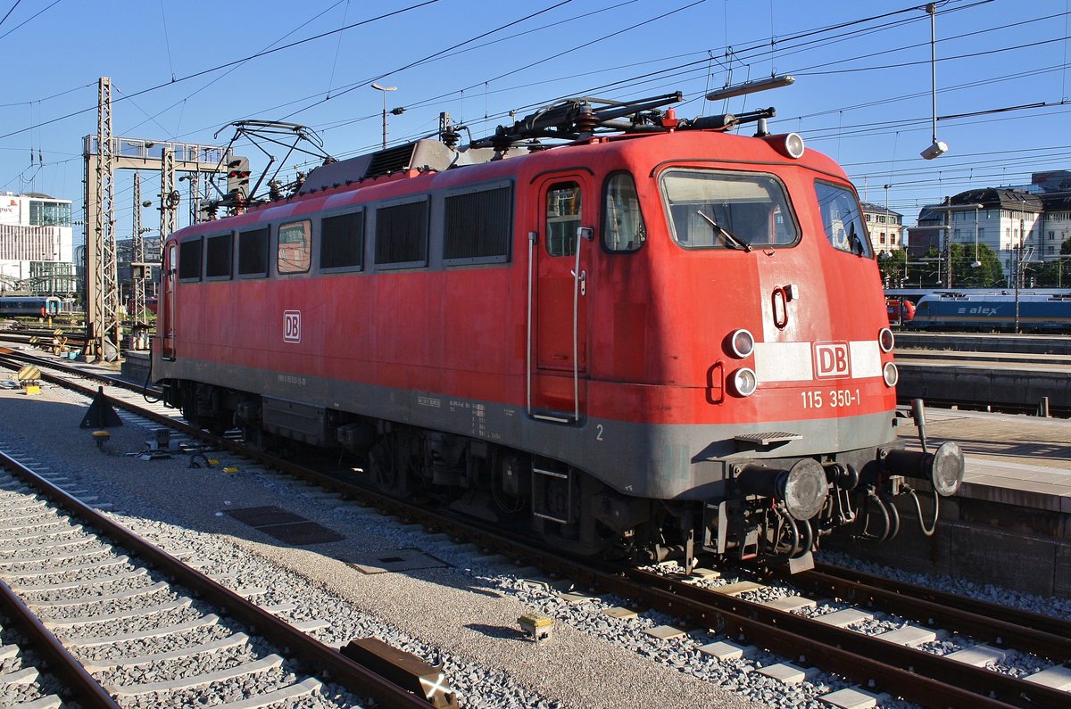 115 350-1 fährt am 15.8.2017 in den Münchener Hauptbahnhof ein, um den EN40236 von Venezia Santa Lucia zu übernehmen und in die Abstellung zu führen.