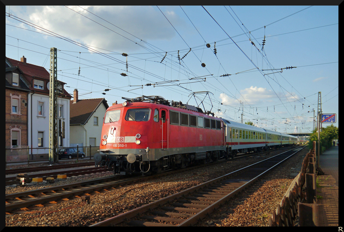 115 350-1 musste fr eine 181 einspringen und fuhr am 20.08.2013 mit dem IC 2285 durch Ludwigshafen.
Die Lok hat vor kurzem sogar nochmal eine HU erhalten, aber ohne komplette Neulackierung.