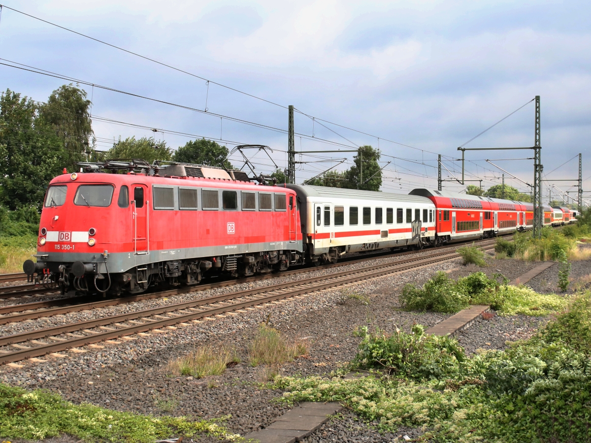115 350-1 (NVR: 9180 6 115 350-1 D-DB) am 29.07.2016 mit einem PbZ Porta Westfalica Richtung Dortmund passierend
...<P>
Weitere Bilder zum Thema Bahnfotografie gibt es auf meiner Site unter:<br> 
<a href= http://www.ralf-bueker.de/Ralf's Eisenbahnbilder.htm target= _blank >Ralf's Eisenbahnbilder