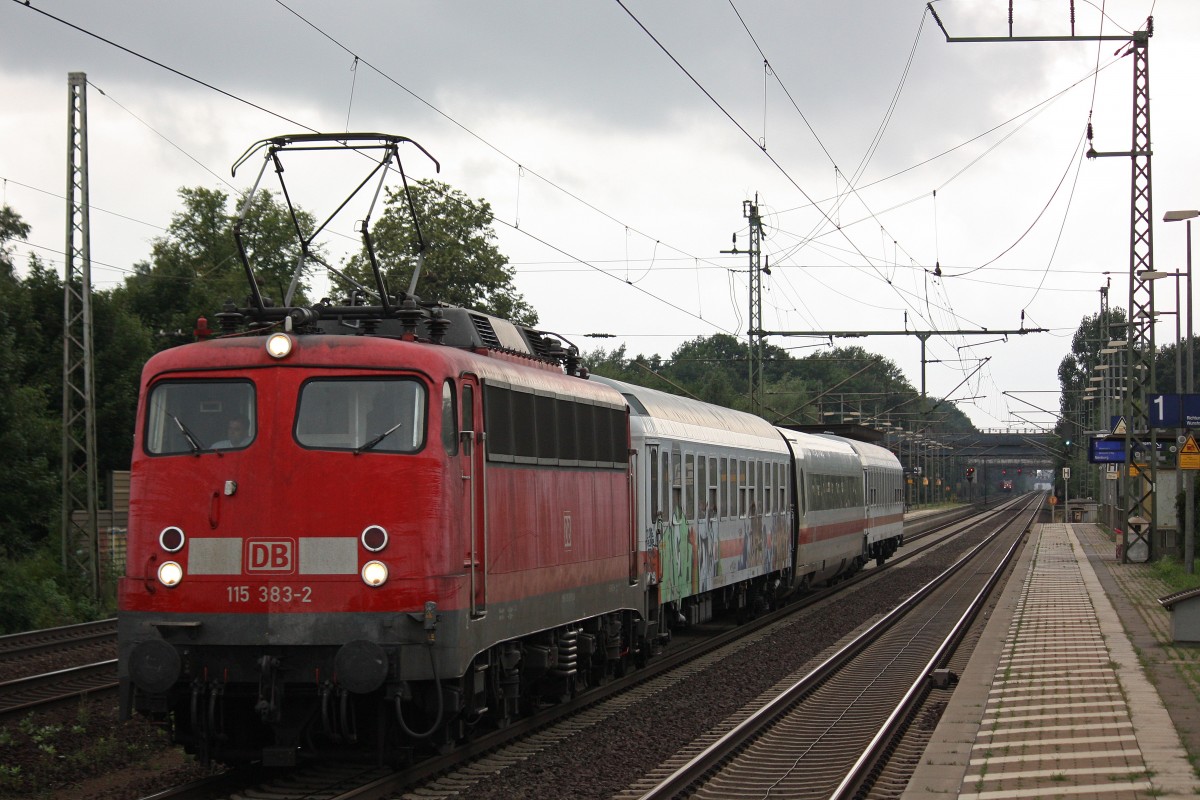 115 383 am 8.8.13 mit einer ICE 2 Mittelwagenüberführung in Dedensen-Gümmer.