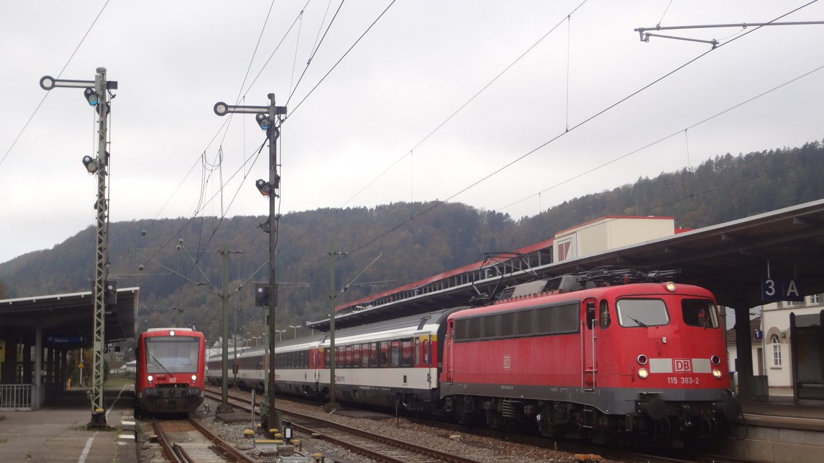 115 383 fährt mit dem IC282 in den Bahnhof Horb ein. Oktober 2014. 