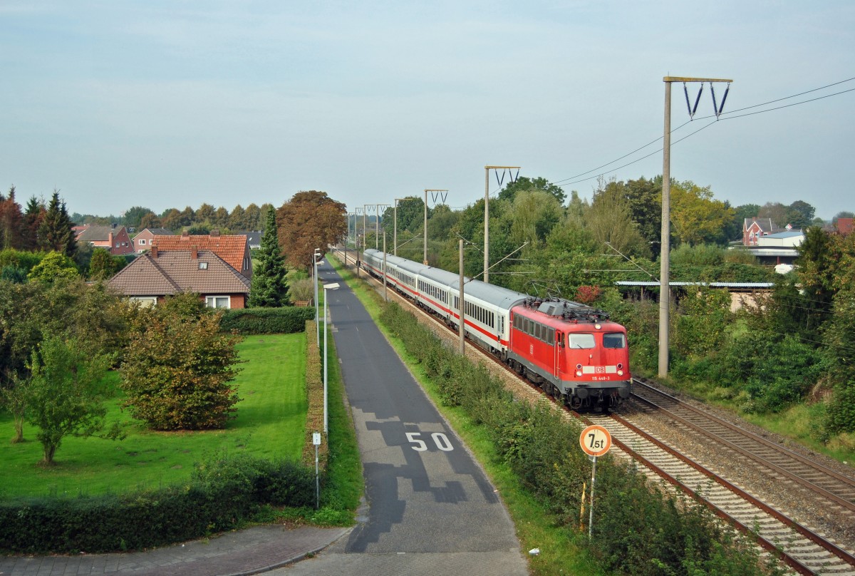 115 448-3 fuhr am 28.09.2014 mit dem IC 2420 von Norddeich nach Köln, hier in Leer.