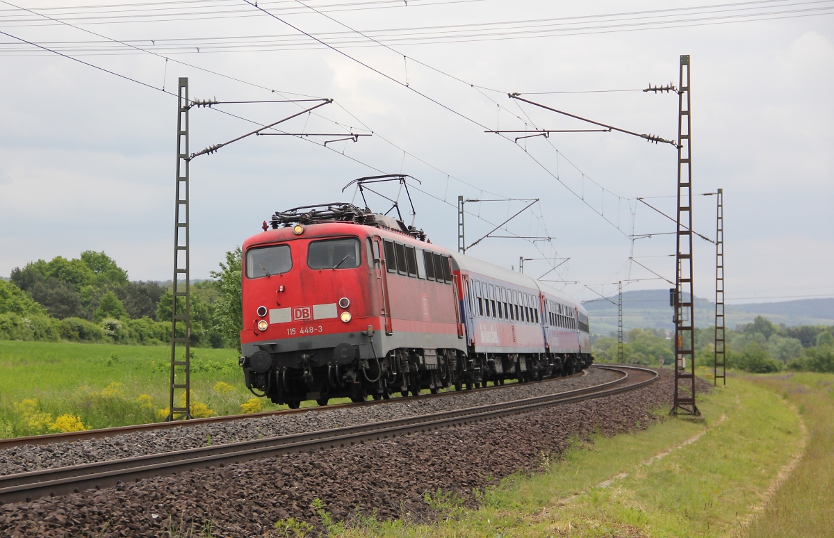 115 448-3 kam mit einem Sonderzug in Richtung Norden am 23.05.2013 bei Harrbach vorbei.