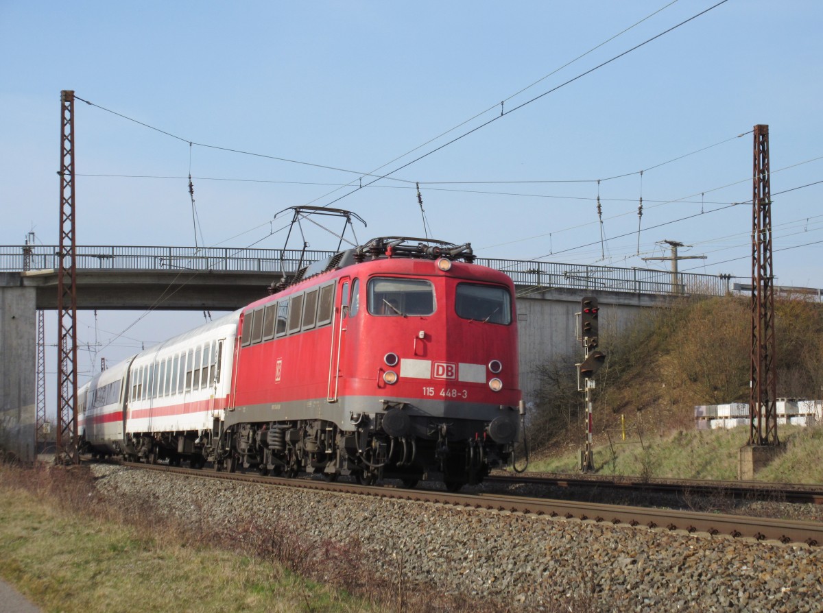115 448-3 zieht am 17.Mrz 2015 zwei IC-Wagen und einen ICE 2-Mittelwagen durch Retzbach-Zellingen in Richtung Wrzburg.