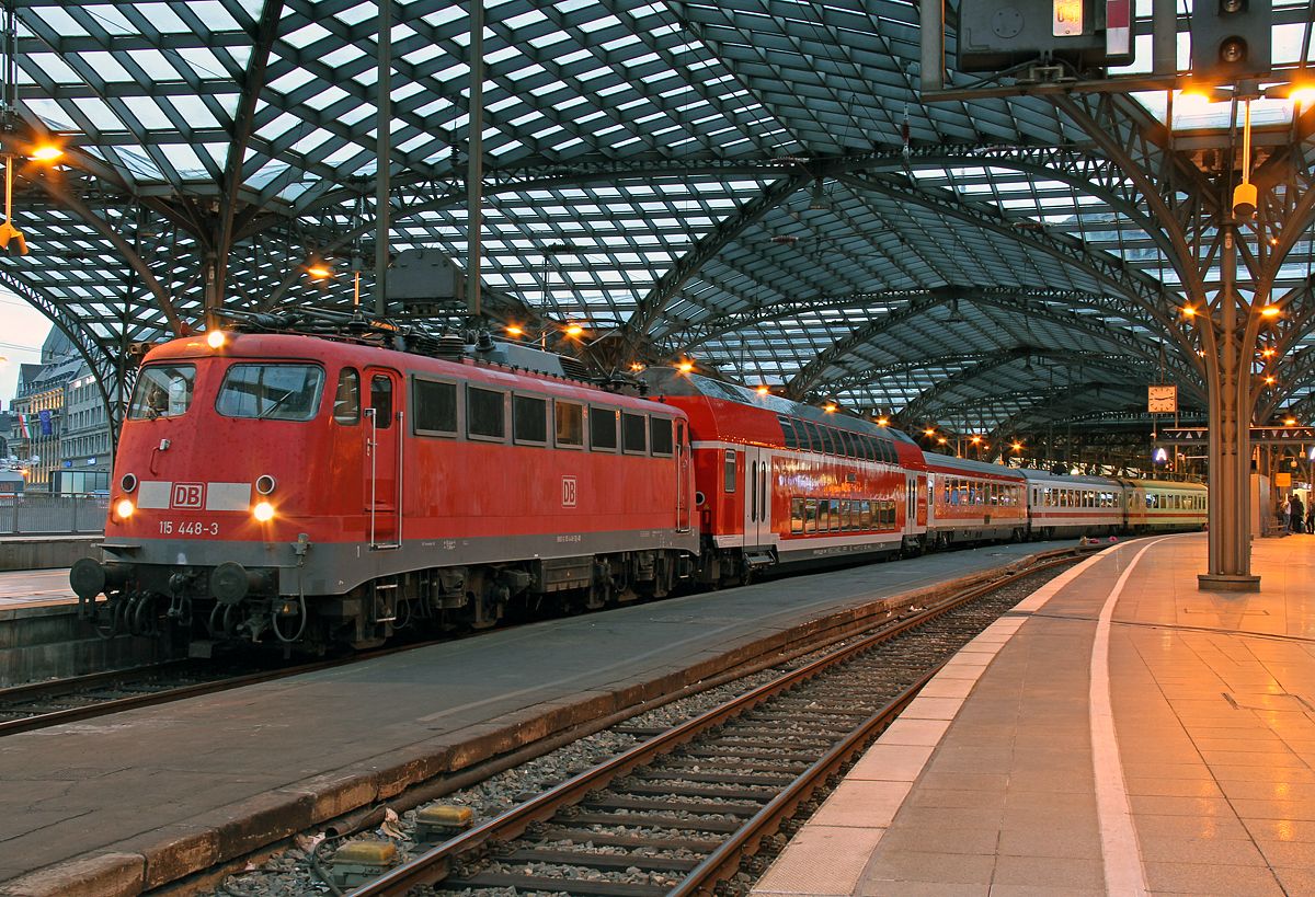 115 448 mit dem Pbz 2469 in Köln Hbf am 28.07.2017
