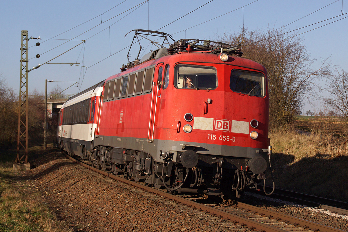 115 459-0 ist am 09.03.2014 mit ihrem InterCity auf dem Weg nach Zürich. In wenigen Augenblicken wird sie den Bahnhof Herrenberg passieren.