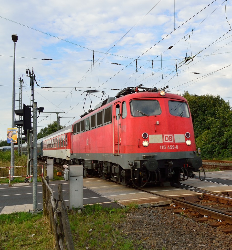 115 459-0 ist am Freitag den 30.8.2013 mit einem Autoreisezug aus den Niederlanden kommend auf dem B Blumenstrae im Bahnhof Grevenbroich zu sehen, es ist der dritte Zug dieser Art an diesem Tag.