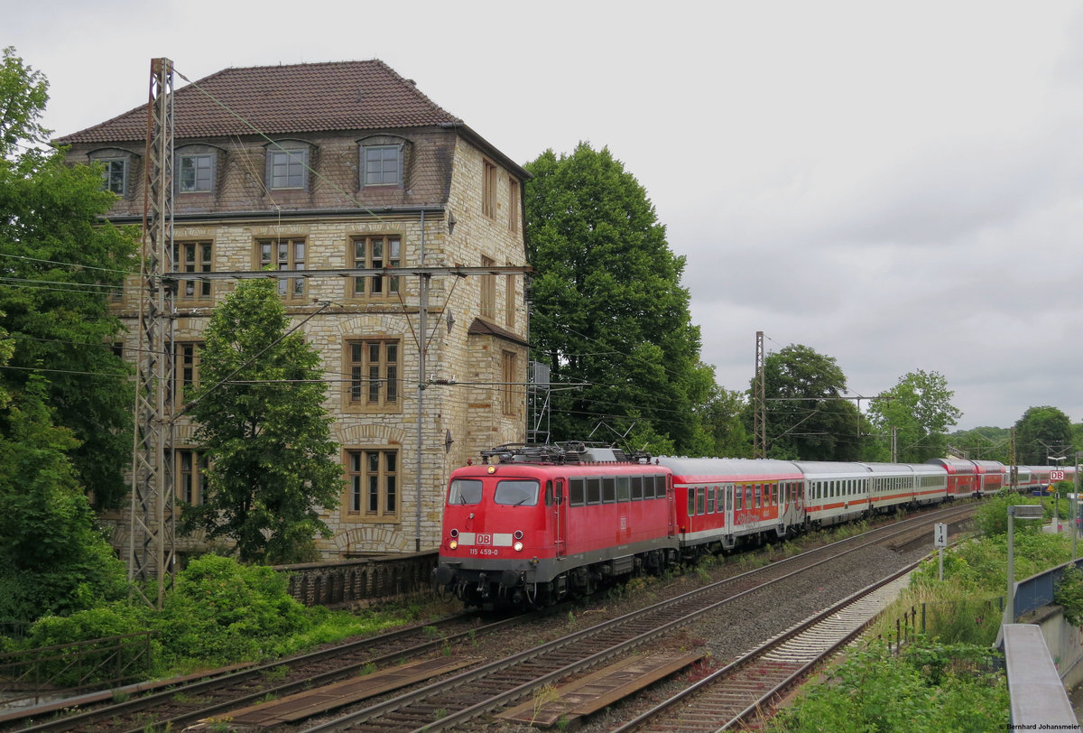115 459-0 fährt mit dem Pbz von Frankfurt über Kassel nach Dortmund am Bahnhof Paderborn Kasseler Tor vorbei. Juni 2015