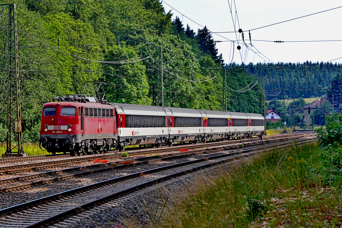 115 459-0 fährt mit dem IC 184 in Hattingen vorbei.Bild vom 4.7.2015