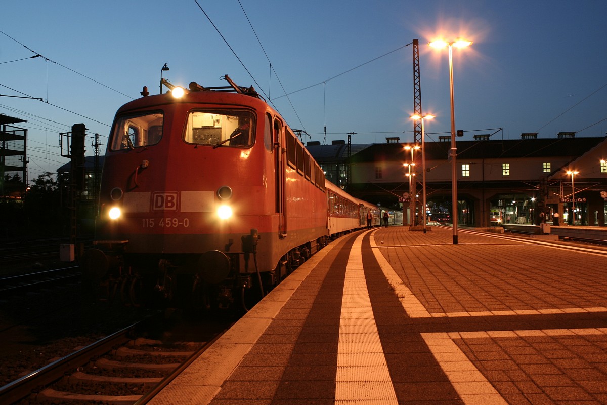 115 459-0 mit dem Az 13409 von Hertogenbosch nach Livorno am Abend des 23.08.13 beim Lokpersonalwechsel in Darmstadt Hbf.