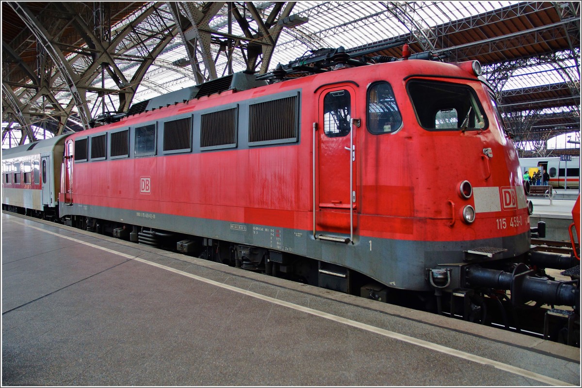 115 459-0 steht mit dem Überführungszug am 11.02.16 im Leipziger Hbf.