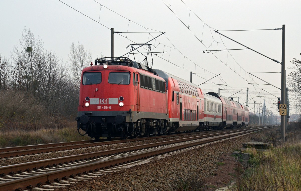 115 459 bespannte am 15.12.15 den aus fünf Wagen bestehenden PbZ 2466 von Leipzig nach Berlin. Hier zieht sie ihren Zug durch Greppin Richtung Dessau.