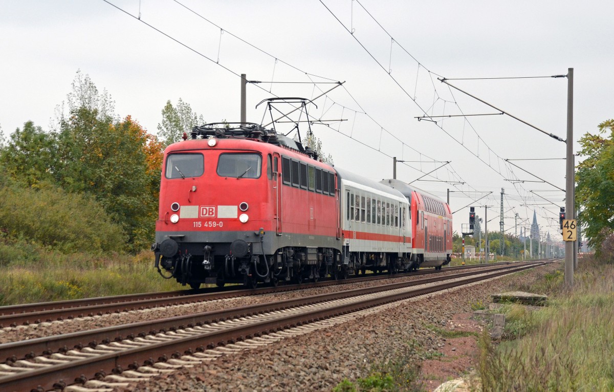 115 459 oblag am 13.10.15 die Bespannung des aus lediglich zwei Wagen bestehenden PbZ 2466 von Leipzig nach Berlin. Ohne große Mühe zog sie ihren Zug durch Greppin Richtung Dessau, wo es eventuell noch weitere Fahrzeuge dazu gab.