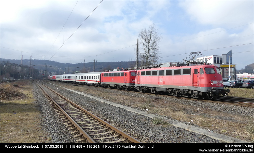 115 496 + 115 261 
11:21 Der Zug bestand aus folgenden Wagen:
D-DB 61 80 85-94 430-3 ARkimbmz 288.4
D-DB 51 80 84-95 051-9 Bimdz 268.4
D-DB 51 80 84-95 003-4 Bimmdzf 287.0
91 80 6101 079-2 D-DB
D-DB 618021- 90357-9 Bvmsz 186.3
D-DB 50 80 25-33 015-2 DBuza 747.4
D-DB 50 80 80-35 386-7 DABpbzfa 762.0
D-DB 50 80 36-81016-8 DABpza 785.2
D-DB 61 80 19-91 125-3 Avmmz 106.1 
