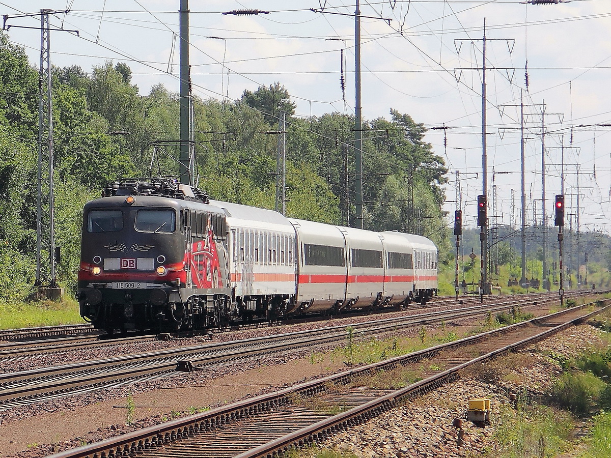 115 509-2 aus Richtung Berlin kommend bei Diedersdorf am 23. Juli 2014.