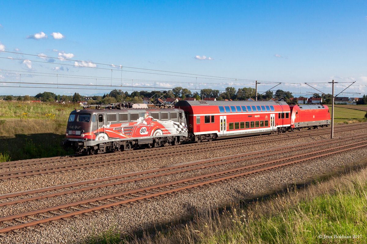 115 509 (80 Jahre Auto im Zug) zieht ihren Pbz bestehend aus einem Dosto und einer unbekannten 101er von München aus kommend vorbei an Hebertshausen in Richtung Ingolstadt