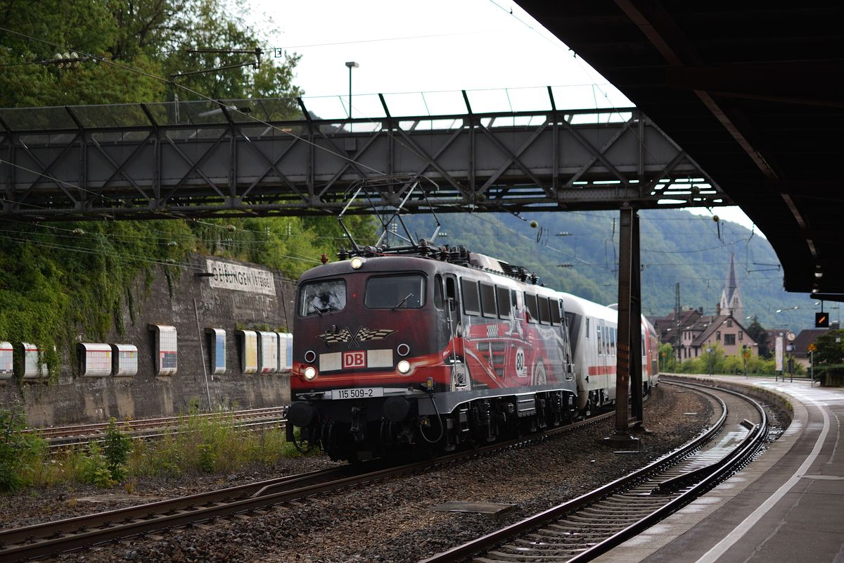 115 509 bespannt am 17. Juli 2018 PbZ 2460 von München nach Frankfurt. Hier ist der Zug in Geislingen (Steige).