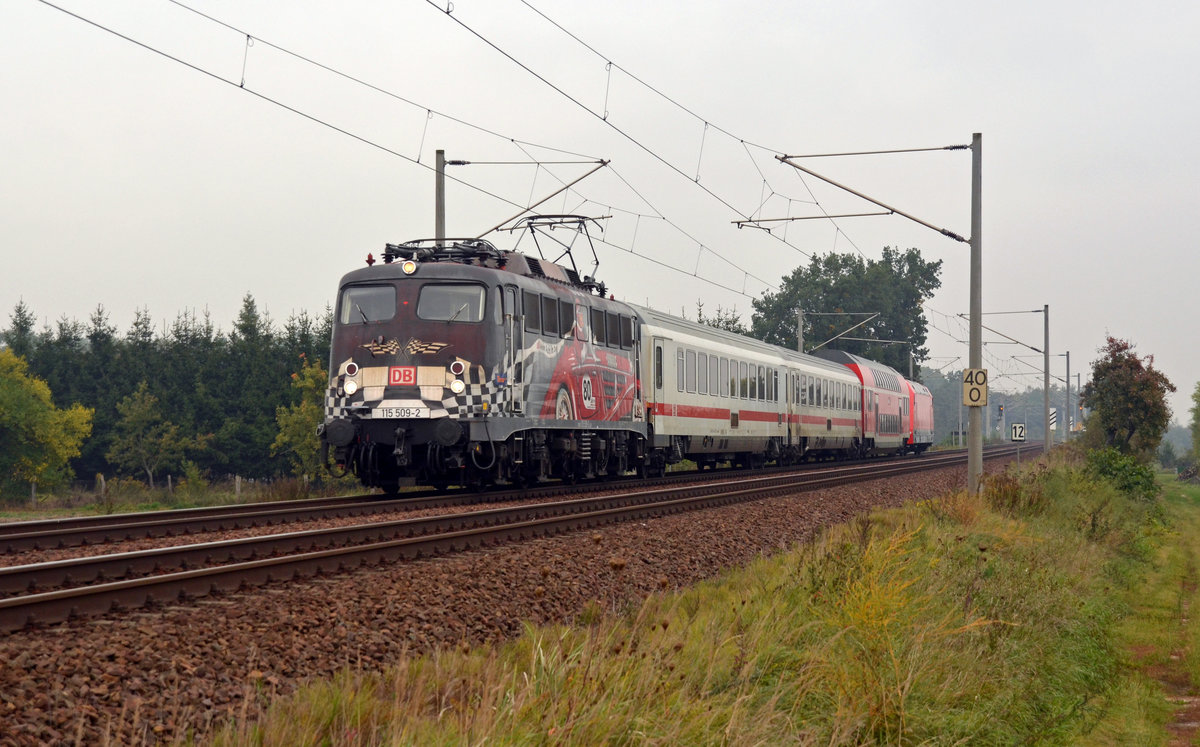 115 509 führte den aus 3 Personenwagen und 101 052 bestehenden PbZ 2467 am 28.09.17 durch Jeßnitz nach Leipzig.