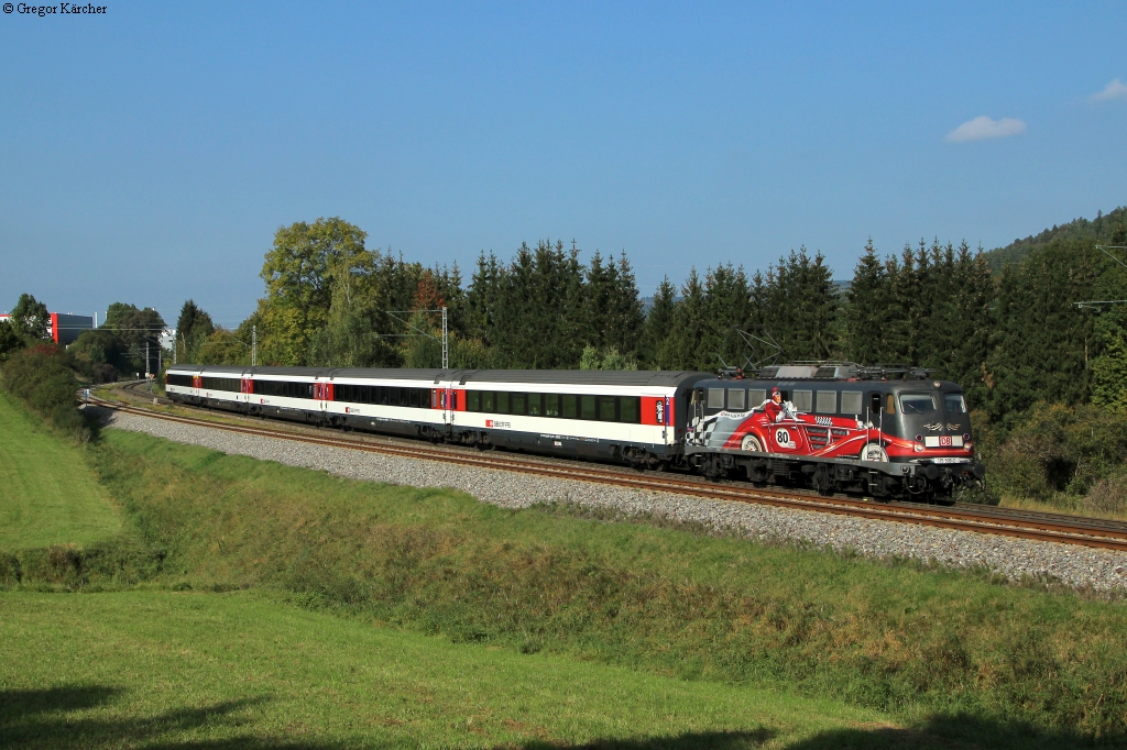 115 509 mit dem IC 187 Stuttgart-Zürich bei Rottweil-Saline, 04.10.2014. Hier die seitlichere Weitwinkelansicht. Welche Version gefällt besser?