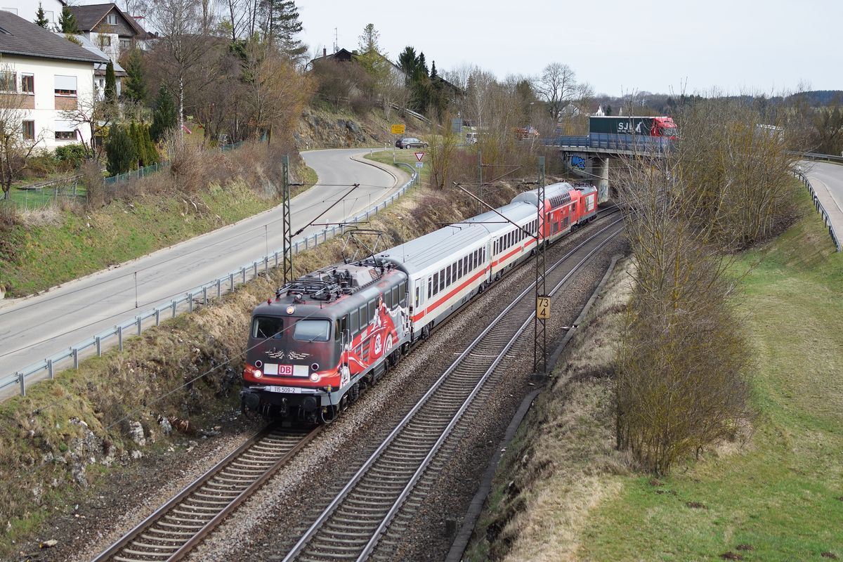 115 509 zieht am 3. April 2018 den PbZ 2460 durch Lonsee Richtung Stuttgart.