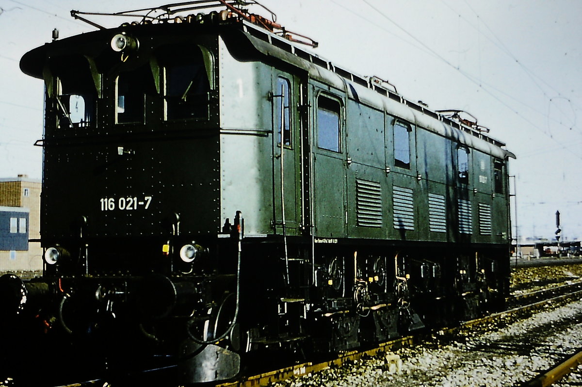116 021 in BW München Hbf am 26.07.1973. Original Diapositive Scan by MattCWieg.