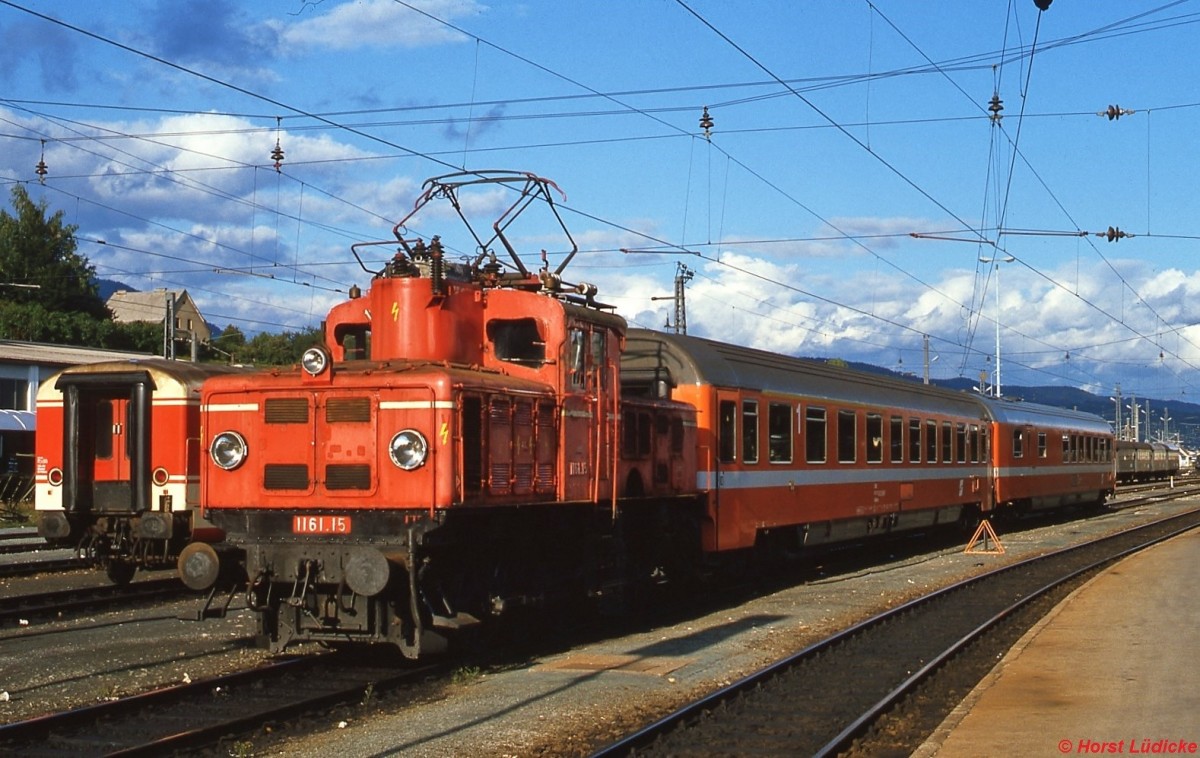 1161.15 Mitte der 90er Jahre im Hauptbahnhof Villach. Die Lok blieb museal erhalten.