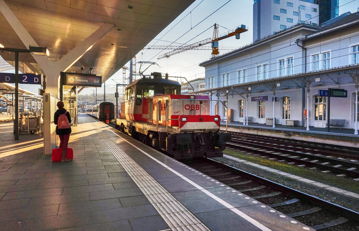 1163 002  Dieter  fährt nach dem sie eine CityShuttle-Garnitur bereitgestellt hatte zum nächsten Einsatz.
Aufgenommen am 29.12.2016.