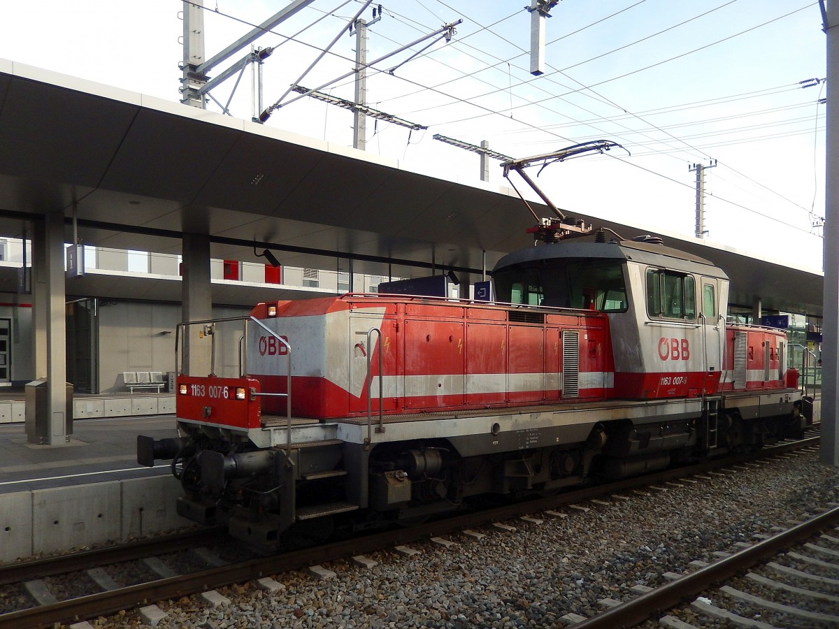 1163 007-6, bei einer Rangierfahrt im Bhf. Attnang Puchheim; 150922