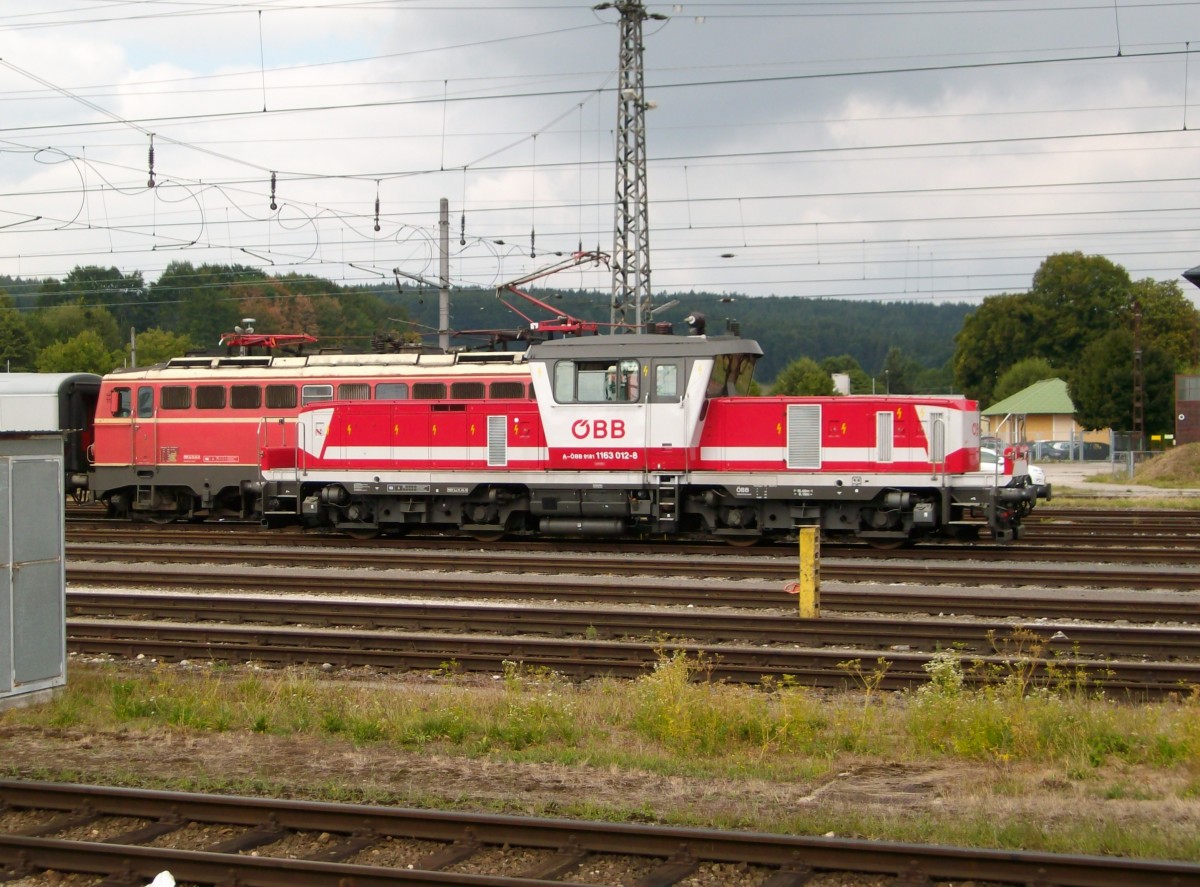 1163 012-8 am 18.8.2015 im Bahnhof Attnang-Puchheim.