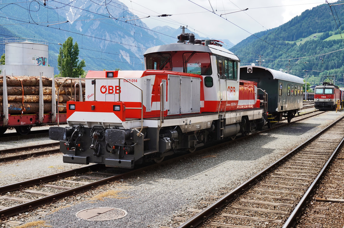 1163 014-4  Günther  steht am 6.6.2016 mit einem Transportwagen im Bahnhof Lienz.