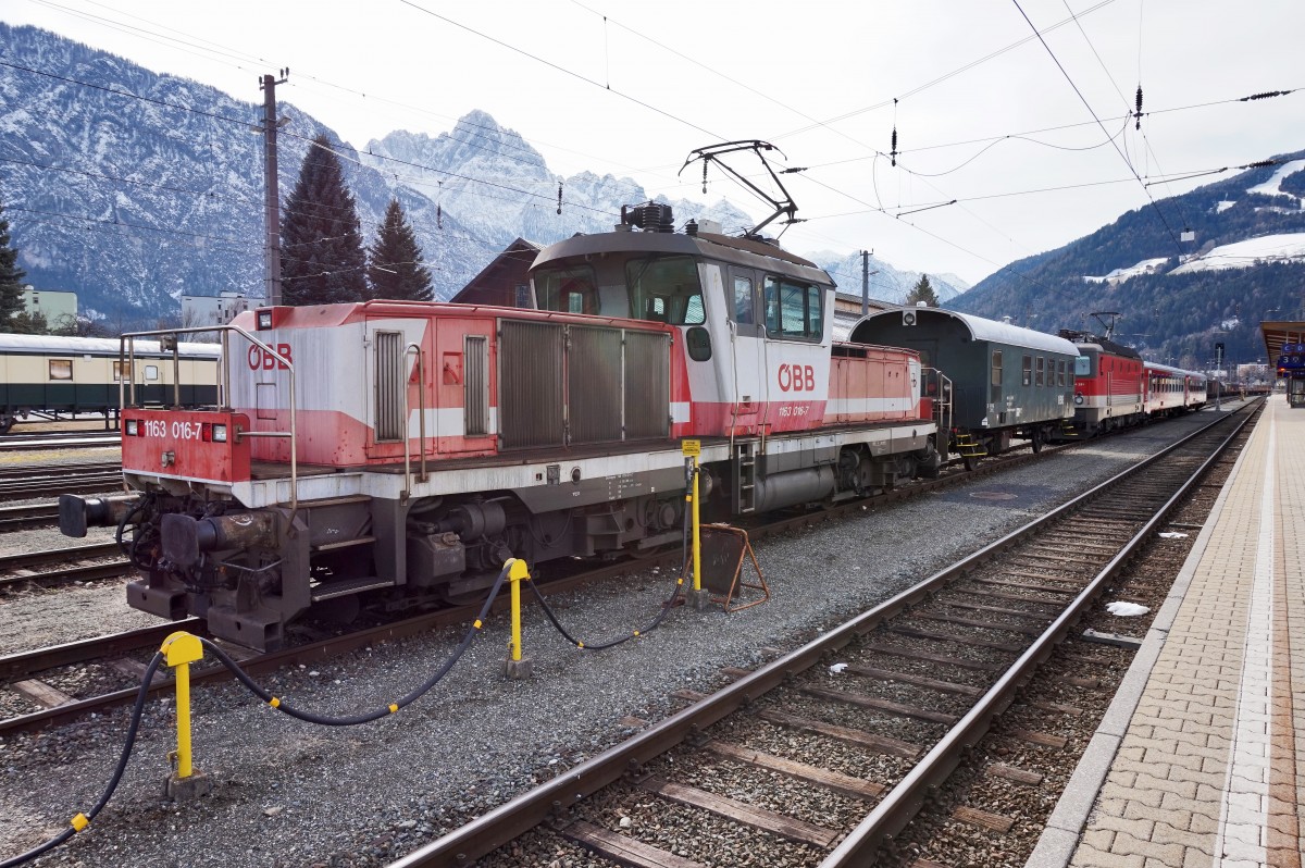 1163 016-7 mit Transportwagen, am 2.3.2016 in Lienz.