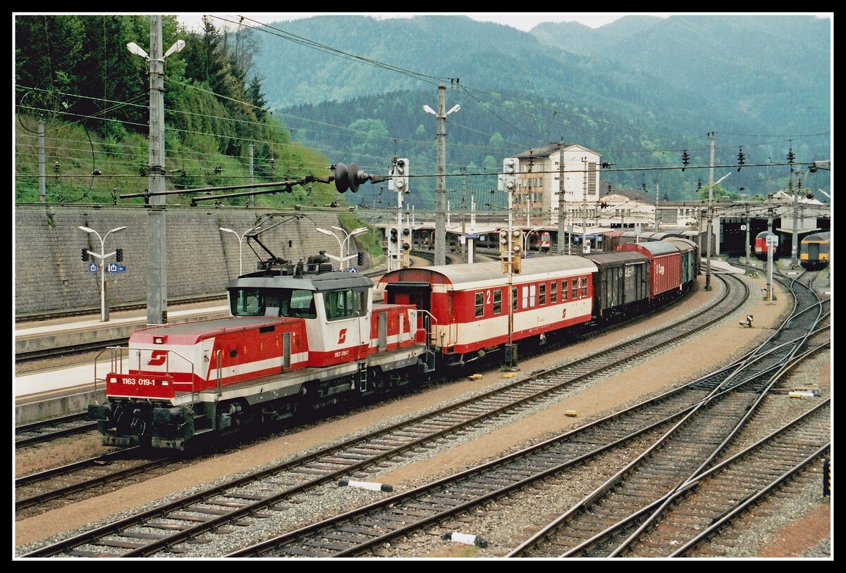 1163 019 mit Güterzug in Bruck an der Mur am 6.05.1999.