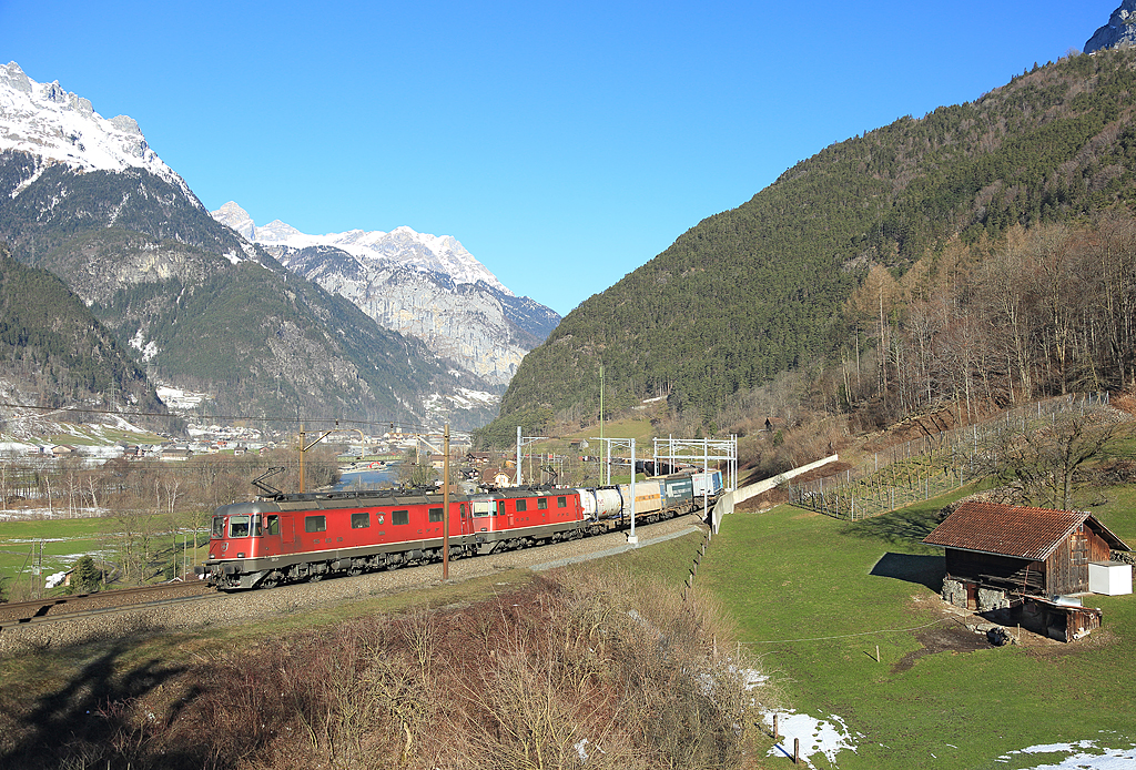 11666 & 11162 depart Erstfeld whilst hauling a southbound intermodal train, 20 Feb 2015