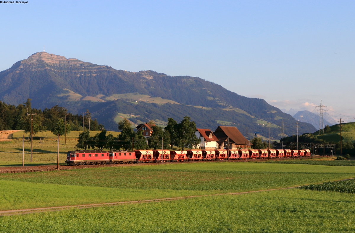11667 und 11245 mit einem Holcimzug bei Buonas 23.6.20