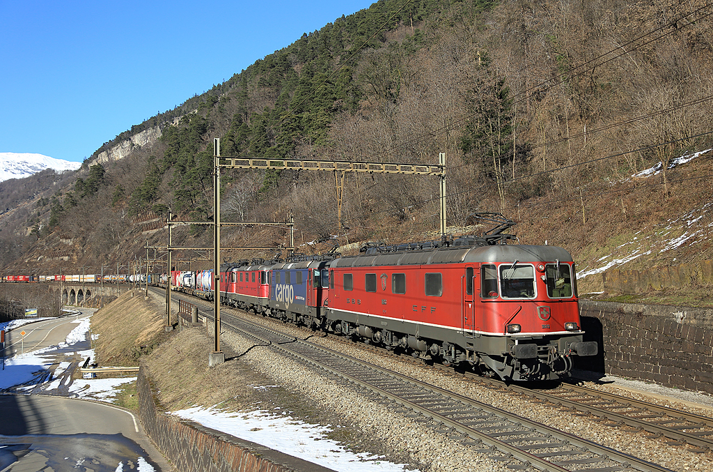 11683, Re420 346, 11345 & 11671 pass Lavorgo whilst hauling a southbound intermodal train, 20 February 2015
