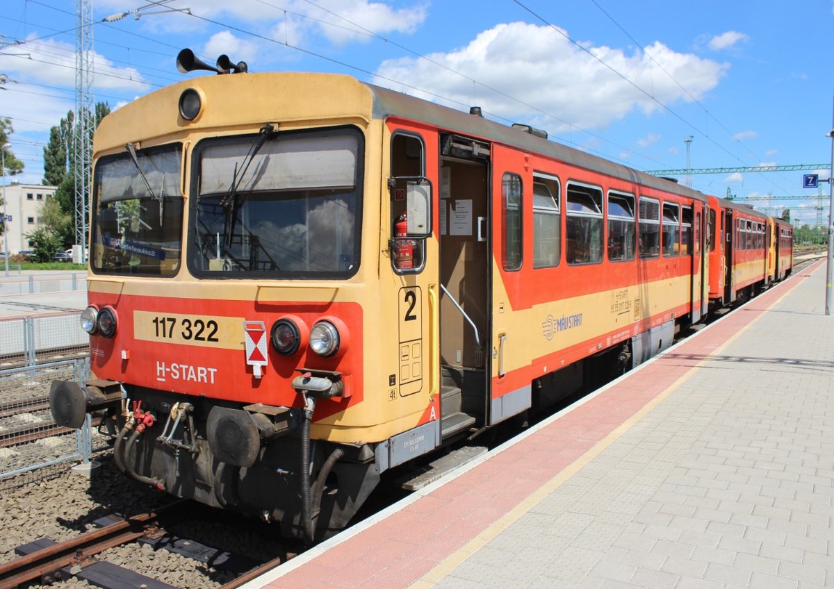 117 322 steht am 28.07.17 im Bahnhof Székesfehérvár.