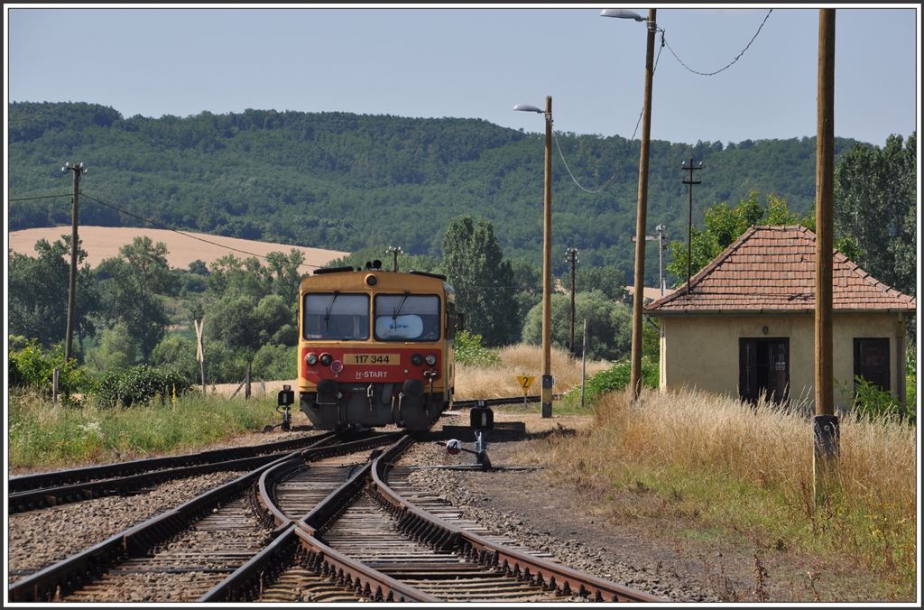 117 344 als 33614 nach Ipolytarnoc verlasst Nogradszakal. Mal abgesehen von all den Sonderzeichen sind diese Stationsnamen wahre Zungenbrecher. (04.07.2015)