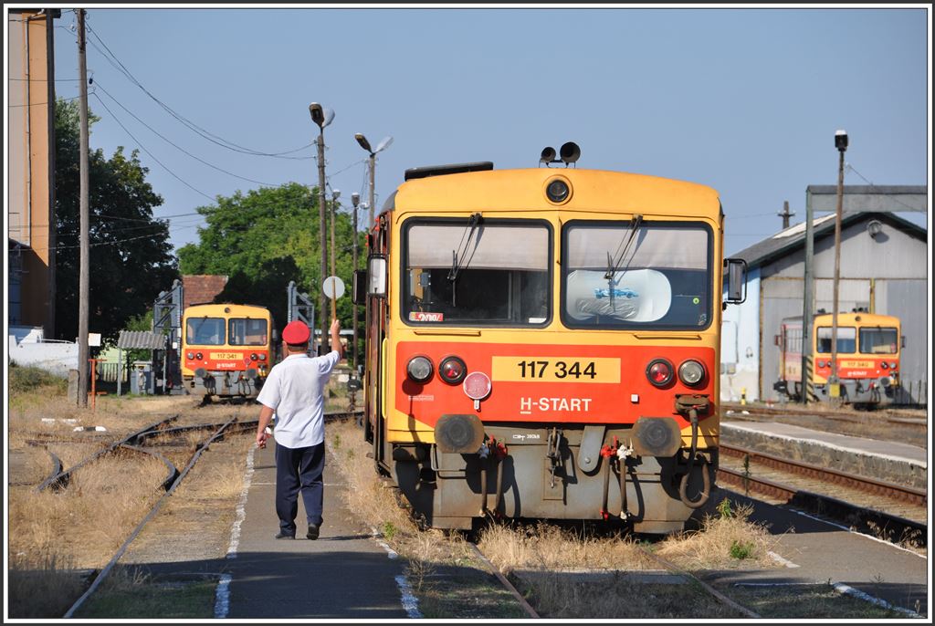 117 344 als letzter Zug des Tages nach Ipolytarnoc erhält den Abfahrbefehl. (04.07.2015)