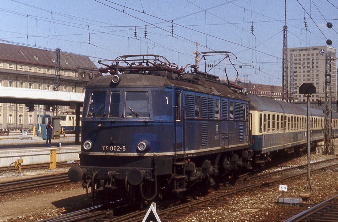 118 002, München Hbf., 17.05.1983.
