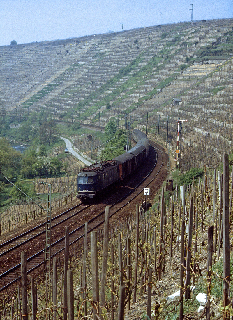 118 016 mit Eilzug bei Besigheim am 4.4.1982.