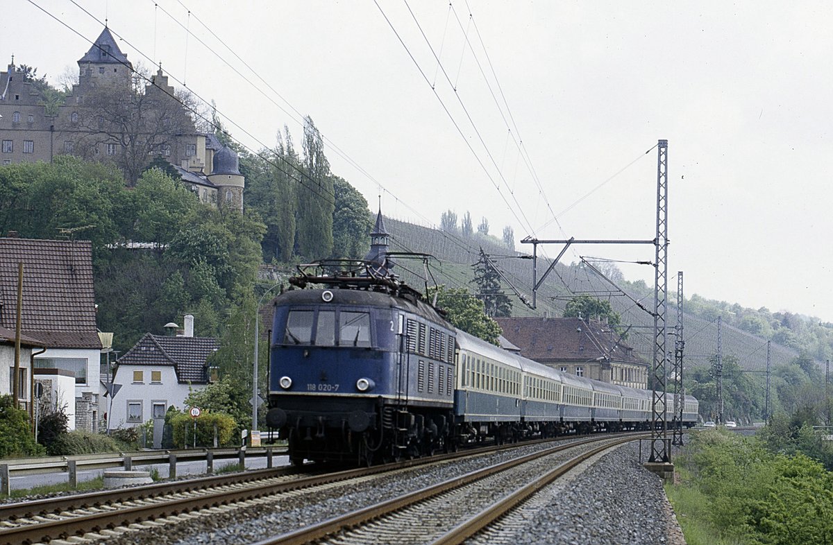 118 020 mit D-Zug Mainberg b. Schweinft. xx.4.84