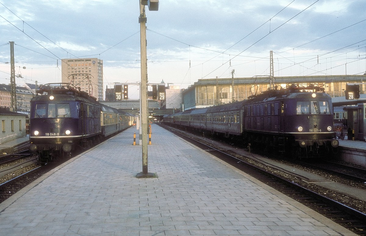 118 025 + 118 048  München Hbf  22.04.79