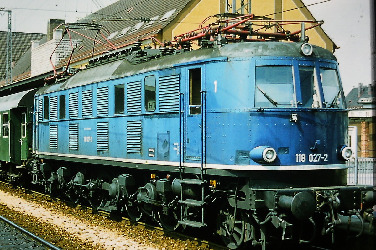 118 027 am 12.04.1979 in Donauwörth getroffen. Verschrottet 6/1982 im AW München-Freimann. Original Dia by MattCWieg. Fenster Maschinenraum!