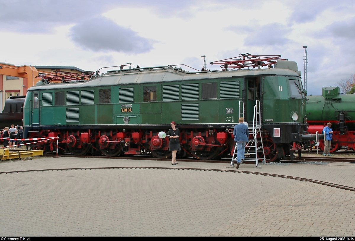 118 031 (218 031-3 | E 18 31) der Traditionsgemeinschaft Bw Halle P e.V. steht anlässlich des Sommerfests des DB Museums Halle (Saale) unter dem Motto  Diesellokomotiven der ehemaligen DR  auf dem Gelände der DB Werkstatt Halle (Saale).
[25.8.2018 | 14:16 Uhr]