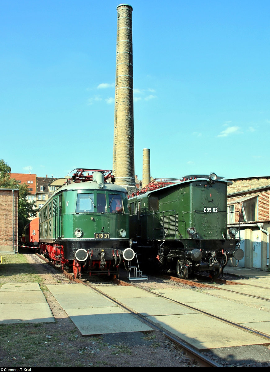 118 031 (218 031-3 | E 18 31) der Traditionsgemeinschaft Bw Halle P e.V. und E 95 02 des Verkehrsmuseums Dresden, betreut durch die Traditionsgemeinschaft Bw Halle P e.V., stehen anlässlich des Sommerfests des DB Museums Halle (Saale) unter dem Motto „Von der Reichsbahn zur DB AG“ auf dem Gelände der DB Werkstatt Halle (Saale).
[24.8.2019 | 16:31 Uhr]