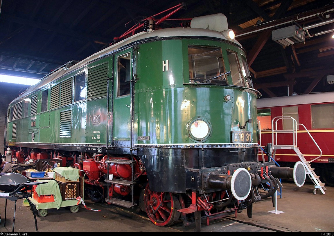 118 031 (E 18 31 | DR 218) der Traditionsgemeinschaft Bw Halle P e.V. steht im Lokschuppen des DB Museums Halle (Saale) während des Osterfests. Aufgrund des Grillstandes war das Fahrwerk leider verdeckt. [1.4.2018 | 11:34 Uhr]