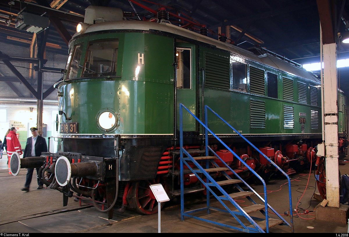 118 031 (E 18 31 | DR 218) der Traditionsgemeinschaft Bw Halle P e.V. steht im Lokschuppen des DB Museums Halle (Saale) während des Osterfests. Da mir nur 18 mm zur Verfügung stehen, musste mit der Ansicht etwas experimentiert werden. [1.4.2018 | 11:42 Uhr]