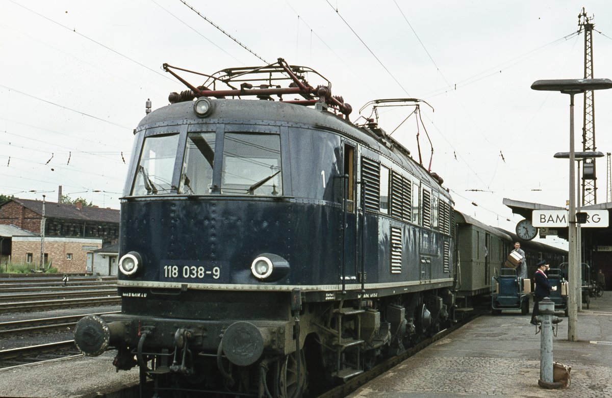 118 038 mit Pz   am Bahnsteig in Bamberg