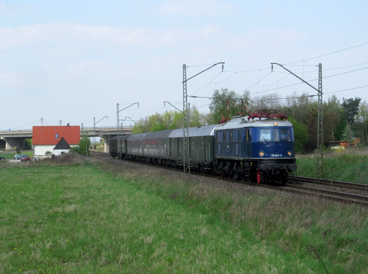118 047-0 mit N Coburg - Forchheim bei Breitengüßbach am 13. April 2014.