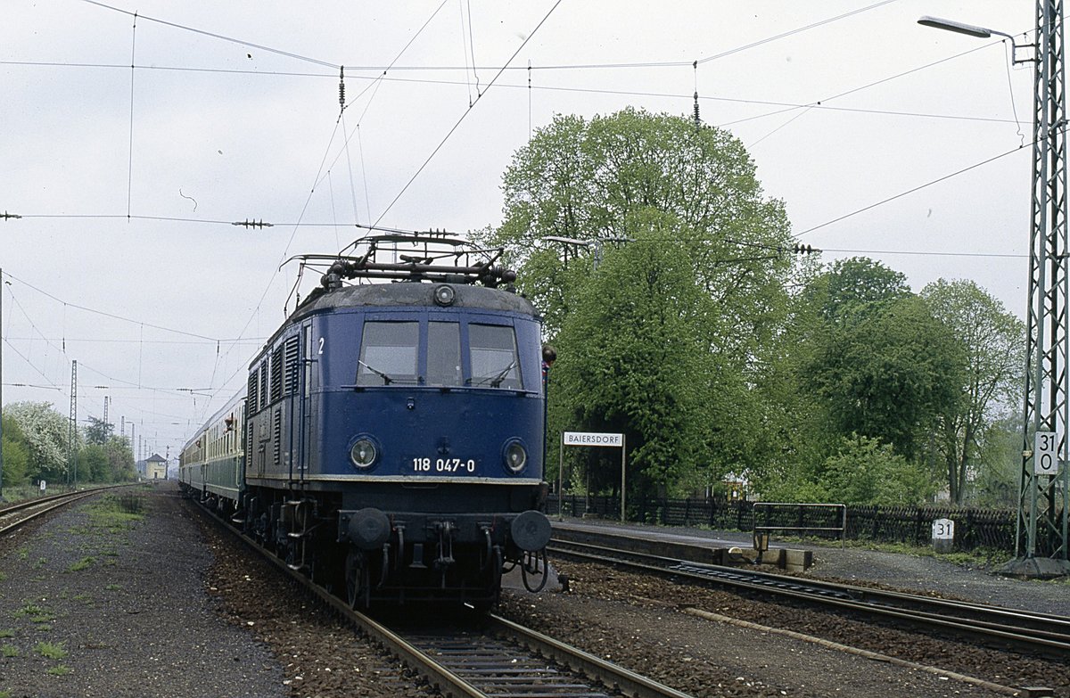 118 047  mit D-Zug im Bhf.Baiersdorf